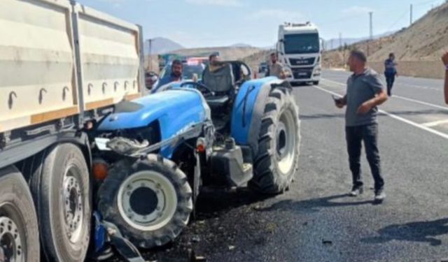 Tır'a Çarpan Traktör Sürücüsü Yaralandı