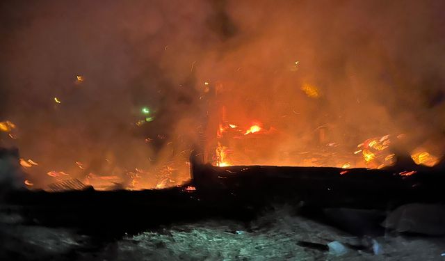 Malatya'da  Çıkan Yangında 3 Ev Kullanılamaz Hale Geldi