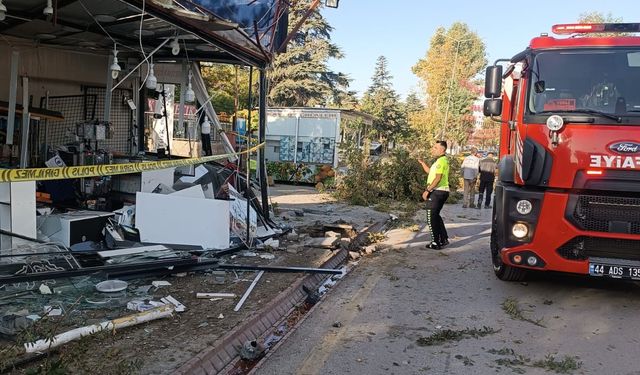 Kamyon Konteyner İşyerlerine Daldı