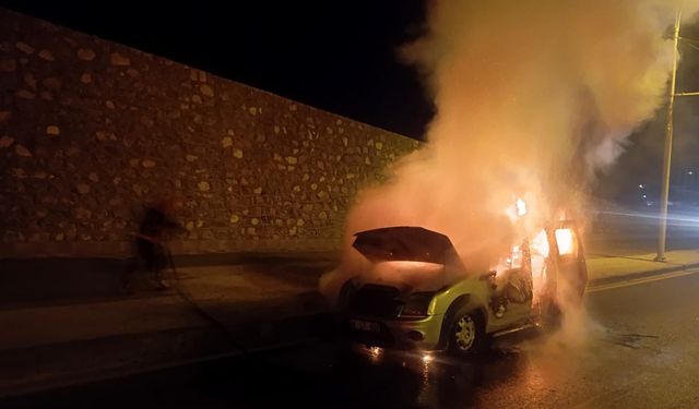 Malatya'da Korkutan Yangın: Araç Alevlere Teslim Oldu!