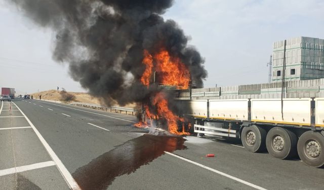 Tır Alev Alev Yandı