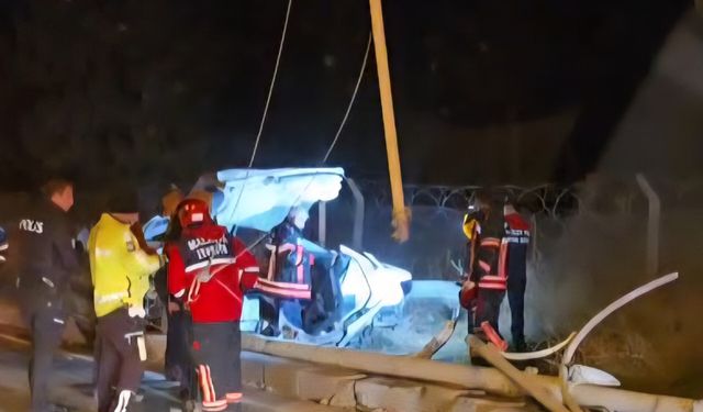 Trambüs Direğine Çarpan Otomobil Parçalandı: 2 Yaralı