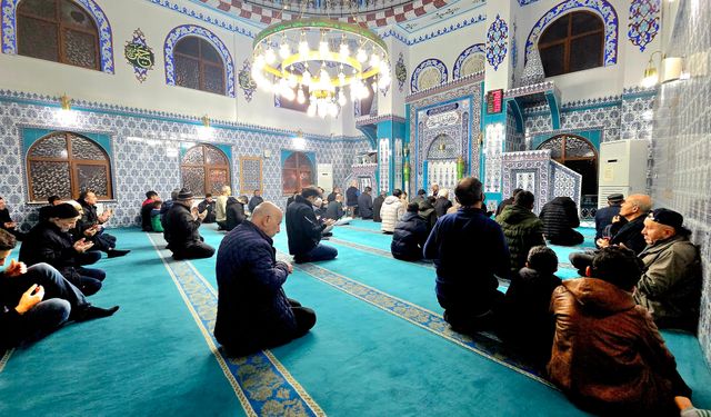 Regaip Kandili Dualarla İdrak Edildi