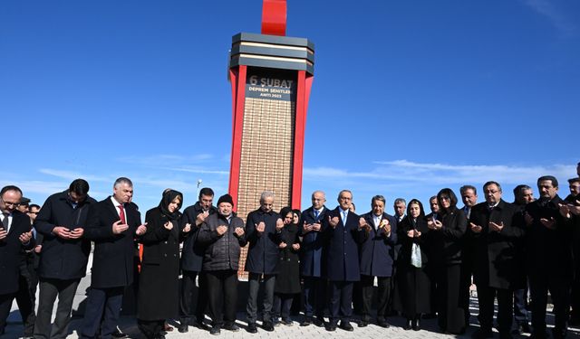 Bakan Uraloğlu’ndan Malatya’da Deprem Şehitliğine Ziyaret