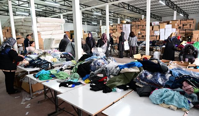 Başkan Taşkın Yardım Malzemeleri Tasnifine Eşlik Etti