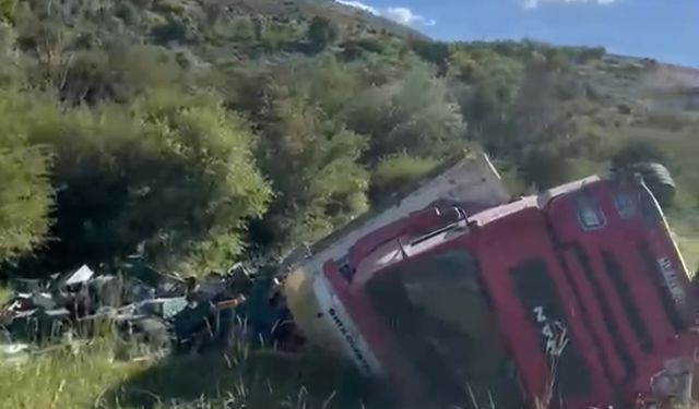 Ekmek Taşıyan Tır Devrildi