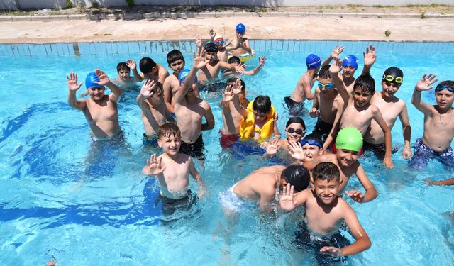 Battalgazi Belediyesi’nden Kur’an Kursu Öğrencilerine Yüzme Etkinliği