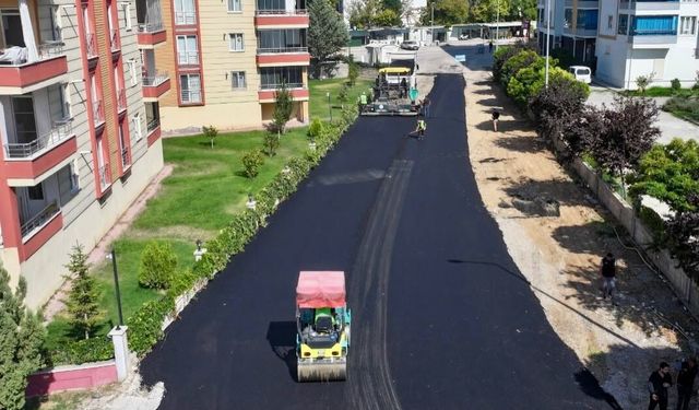 Başkan Geçit, Çavuşoğlu Mahallesindeki Asfalt Serim Çalışmalarını İnceledi