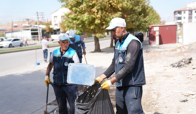 Battalgazi Belediyesi Konteynerlerin Kaldırıldığı Alanları Temizliyor