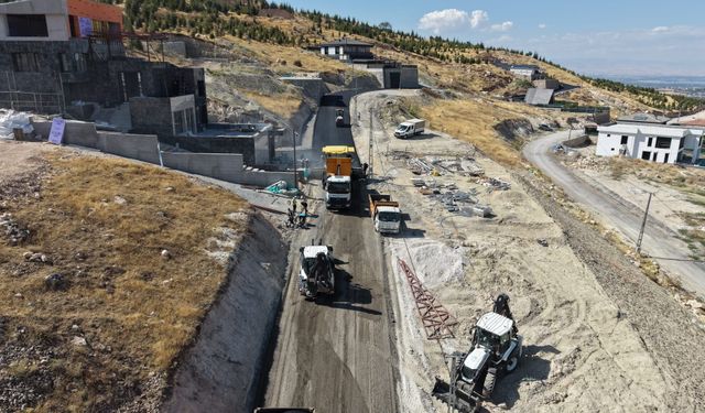 Battalgazi’de Kırsal Ve Merkez Mahallelerde Asfalt Çalışmaları Sürüyor