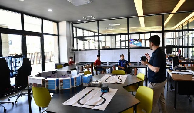 Yeşilyurt Bilim Merkezi’nde 1.500 Öğrenci Bilim Ve Teknolojiyle Buluştu