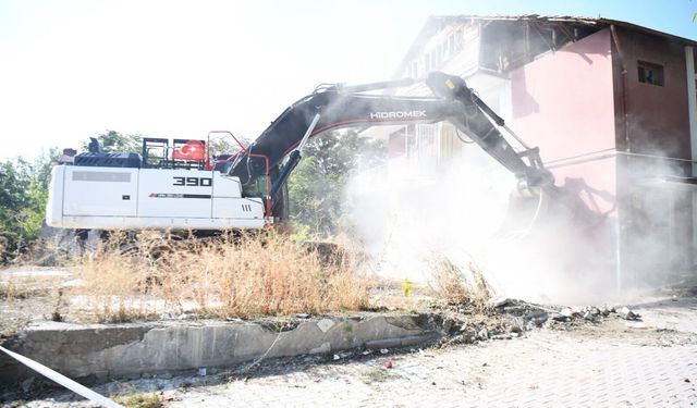 Yeşilyurt’ta Metruk Yapı Yıkıldı