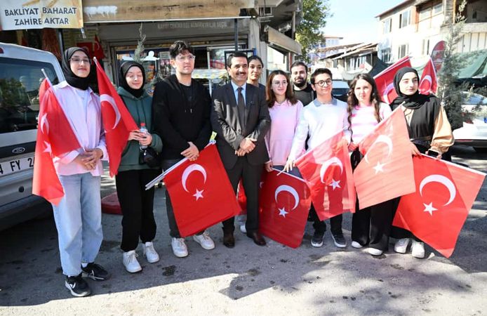 Battalgazi Belediyesi Vatandaşlara Türk Bayrağı Dağıttı