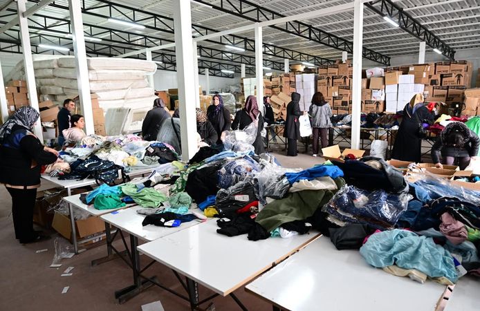 Başkan Taşkın Yardım Malzemeleri Tasnifine Eşlik Etti