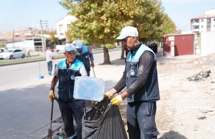 Battalgazi Belediyesi Konteynerlerin Kaldırıldığı Alanları Temizliyor