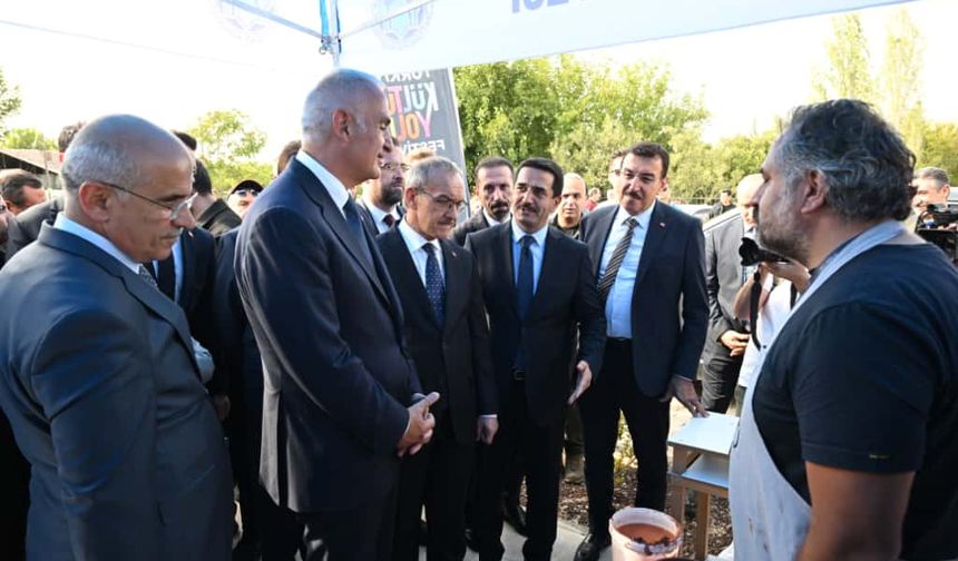 Bakan Ersoy, Arslantepe Karşılama Merkezi Açılışında Battalgazi Belediyesi Seramik Standını Ziyaret Etti