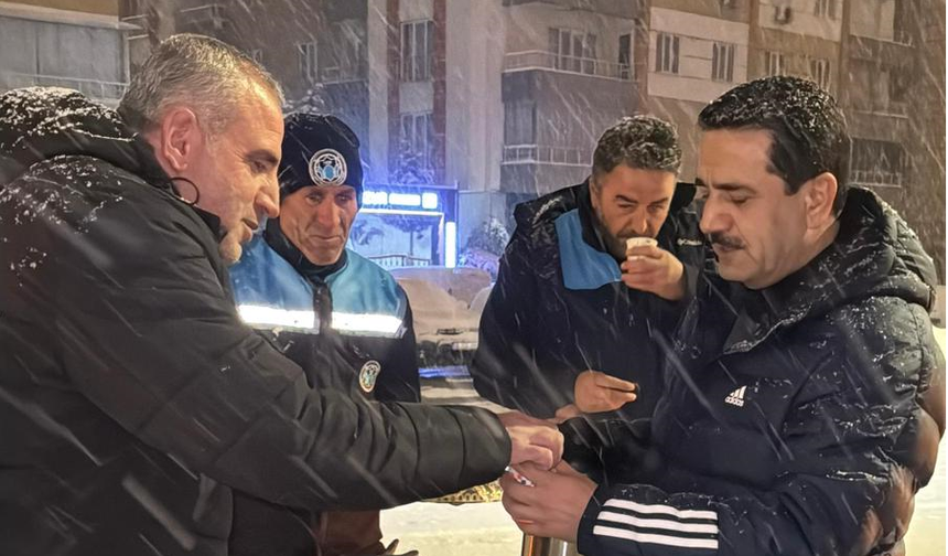 Başkan Taşkın Kar Mesaisini Gece Boyunca Sahada Sürdürdü