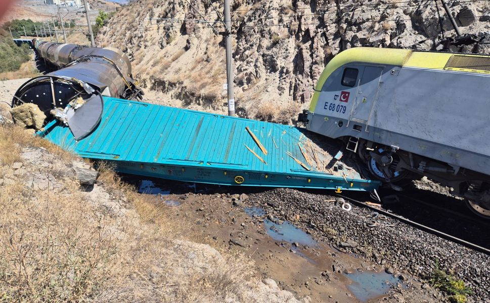 Malatya’da İki Yük Treni Çarpıştı: 1 Yaralı