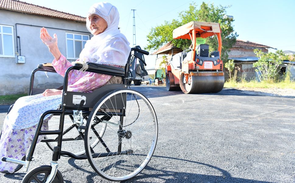 Yeşilyurt Belediyesi, 90 Yaşındaki Gülistan Teyze’nin Yol Talebini Yerine Getirdi