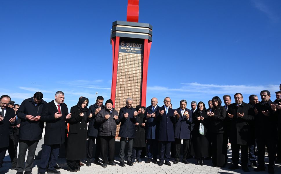Bakan Uraloğlu’ndan Malatya’da Deprem Şehitliğine Ziyaret