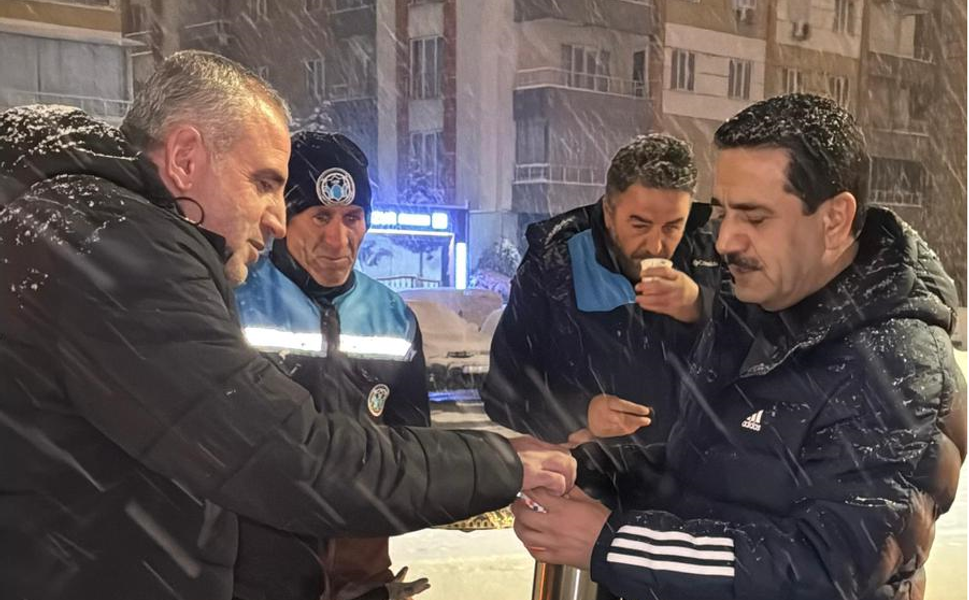 Başkan Taşkın Kar Mesaisini Gece Boyunca Sahada Sürdürdü