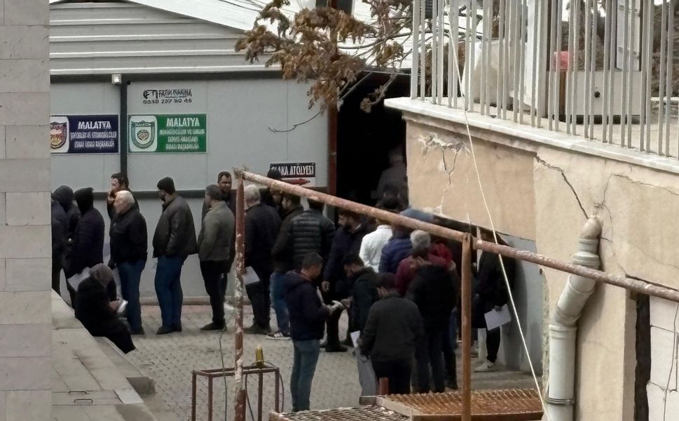 Malatya’da APP Plaka Yoğunluğu: Sürücüler Standart Plaka İçin Sıraya Girdi