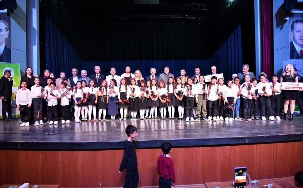 'Kalbimin En Güzel Şiiri: Annem' Yarışmasının Ödül Töreninde Duygu Dolu Anlar Yaşandı