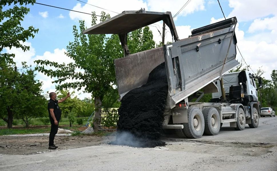 Yeşilyurt Belediyesi, Topsöğüt Mahallesi’nin Yollarını Yeniliyor