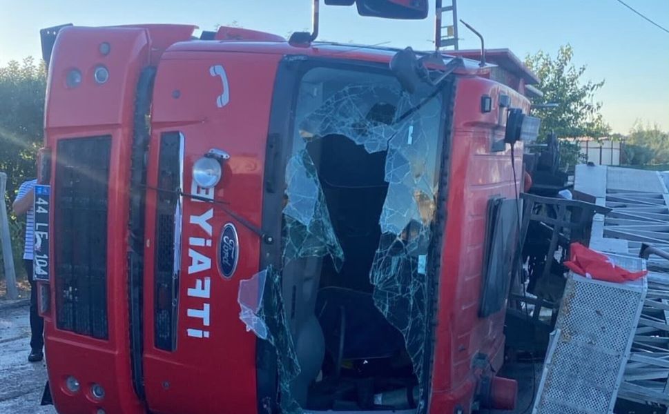 Malatya’da İtfaiye Aracı Devrildi: 3 İtfaiye Eri Yaralandı