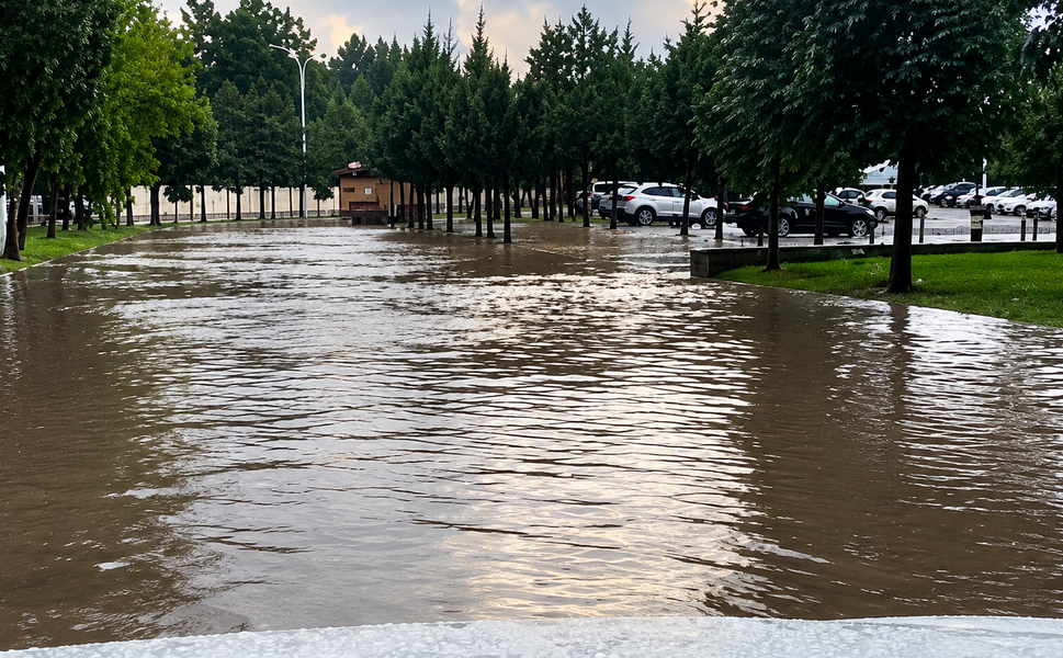 Malatya’da Yollar Göle Döndü, Ağaçlar Devrildi