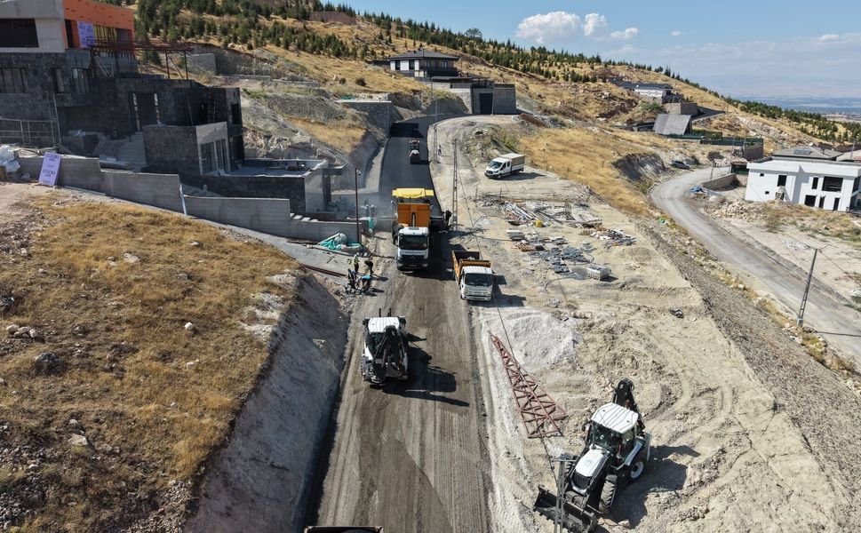 Battalgazi’de Kırsal Ve Merkez Mahallelerde Asfalt Çalışmaları Sürüyor