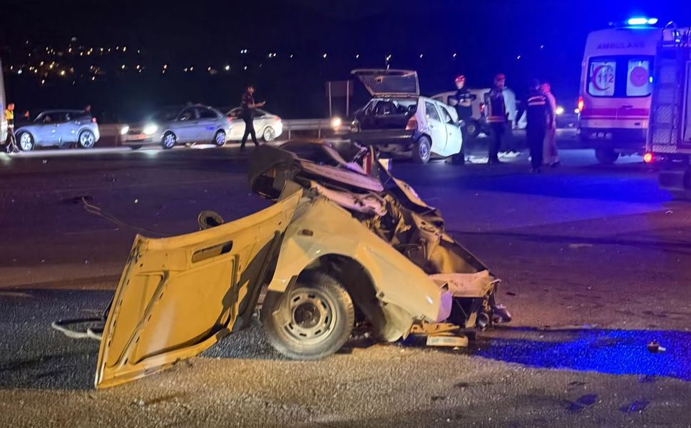 Malatya’da feci kaza: Otomobil ikiye ayrıldı, 1’i ağır 4 kişi yaralandı