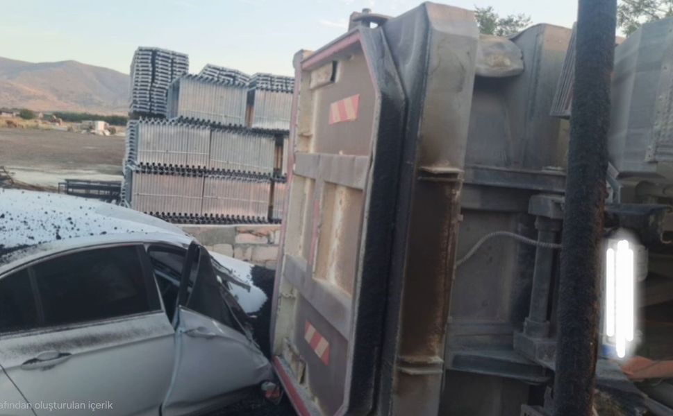 Malatya’da Asfalt Yüklü Kamyon Devrildi: 1 yaralı