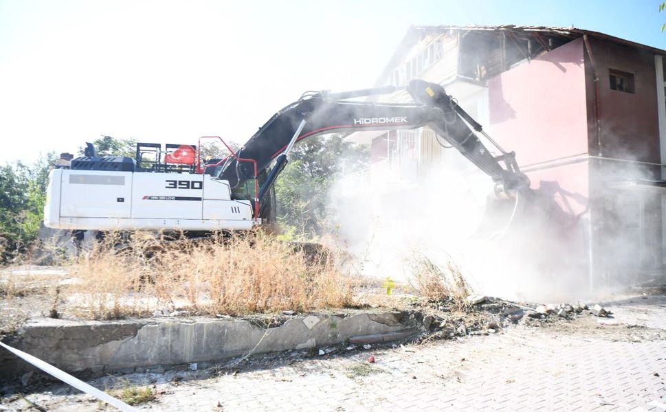 Yeşilyurt’ta Metruk Yapı Yıkıldı