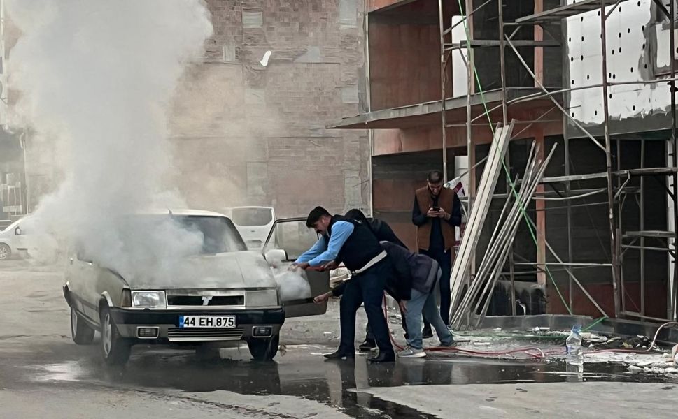 Battalgazi’de Araç Yangınına Zabıta Ekipleri Müdahale Etti