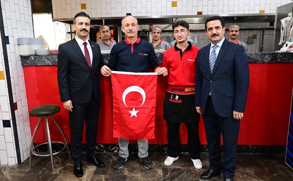 Başkan Taşkın'dan Vatandaslara Türk Bayrağı