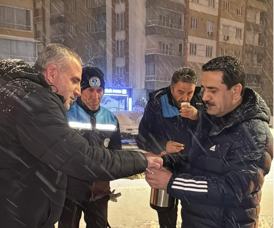 Başkan Taşkın Kar Mesaisini Gece Boyunca Sahada Sürdürdü