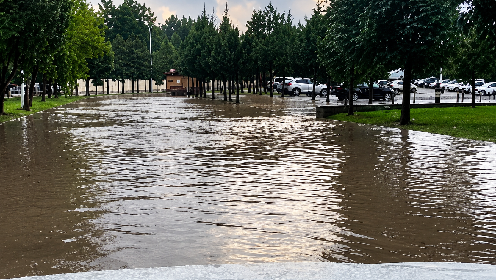 Malatya’da Yollar Göle Döndü, Ağaçlar Devrildi