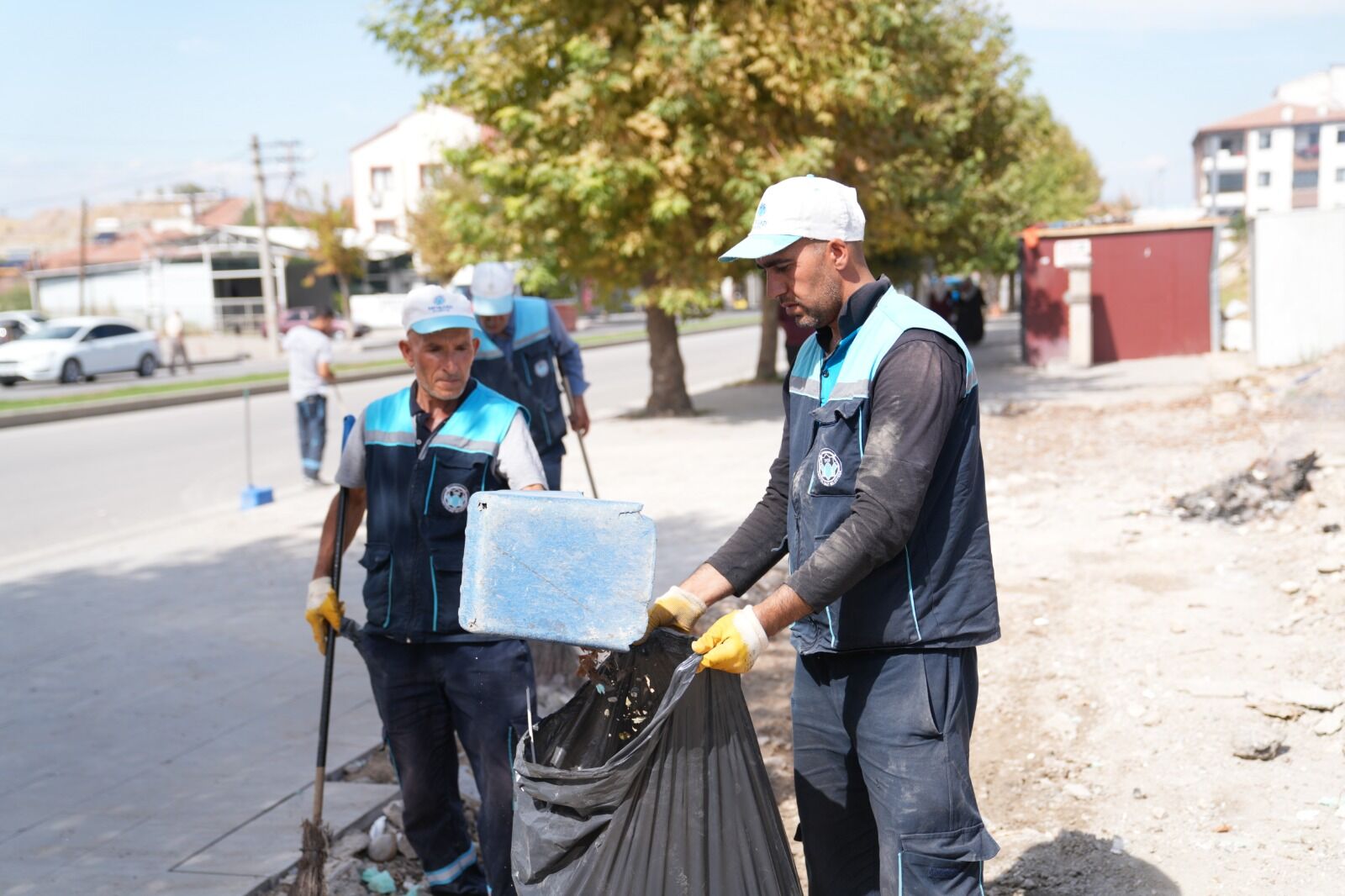 Battalgazi Belediyesi Konteynerlerin Kaldırıldığı Alanları Temizliyor