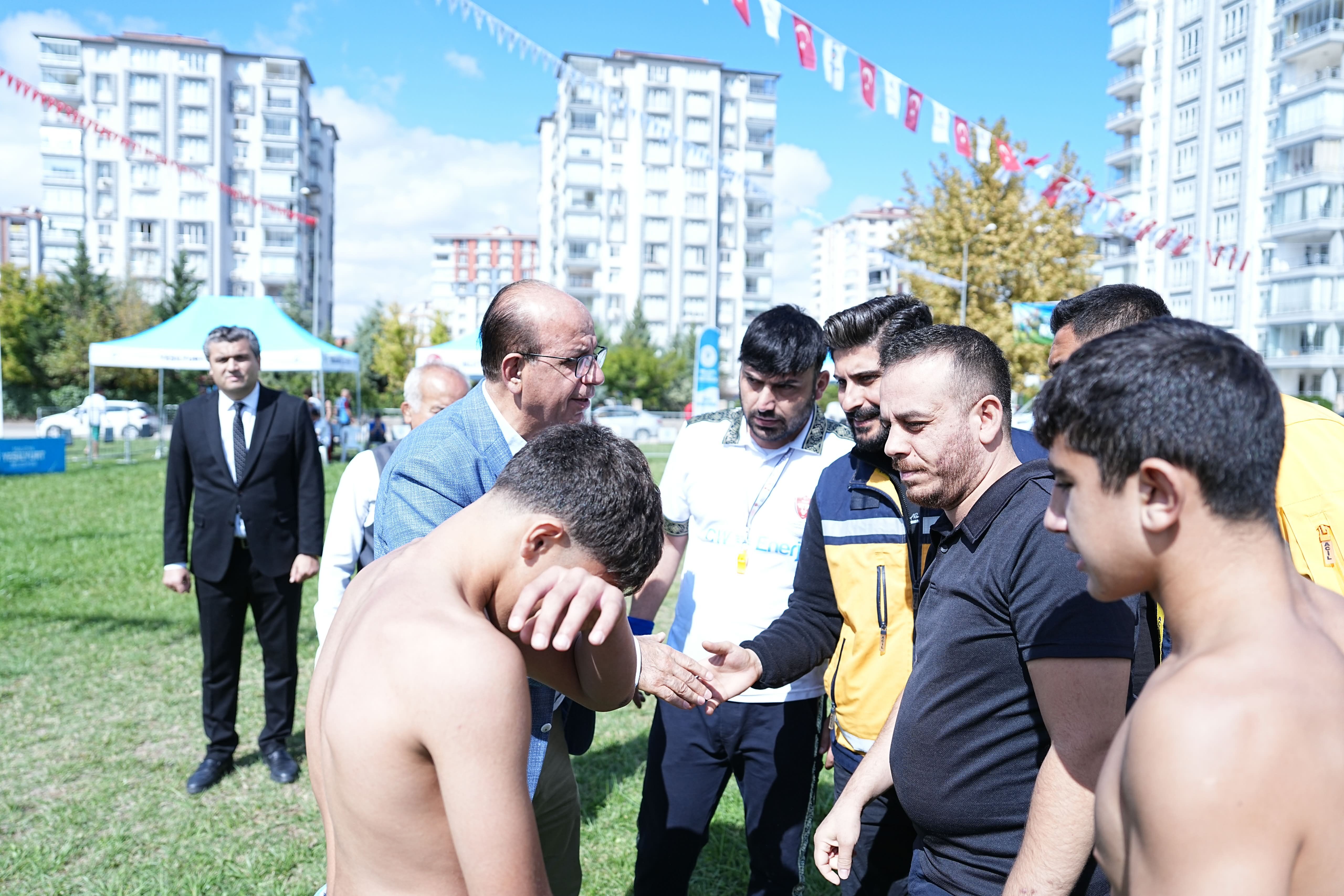 Sakatlanan Güreşçiye İlk Müdahale Başkan Geçit'ten