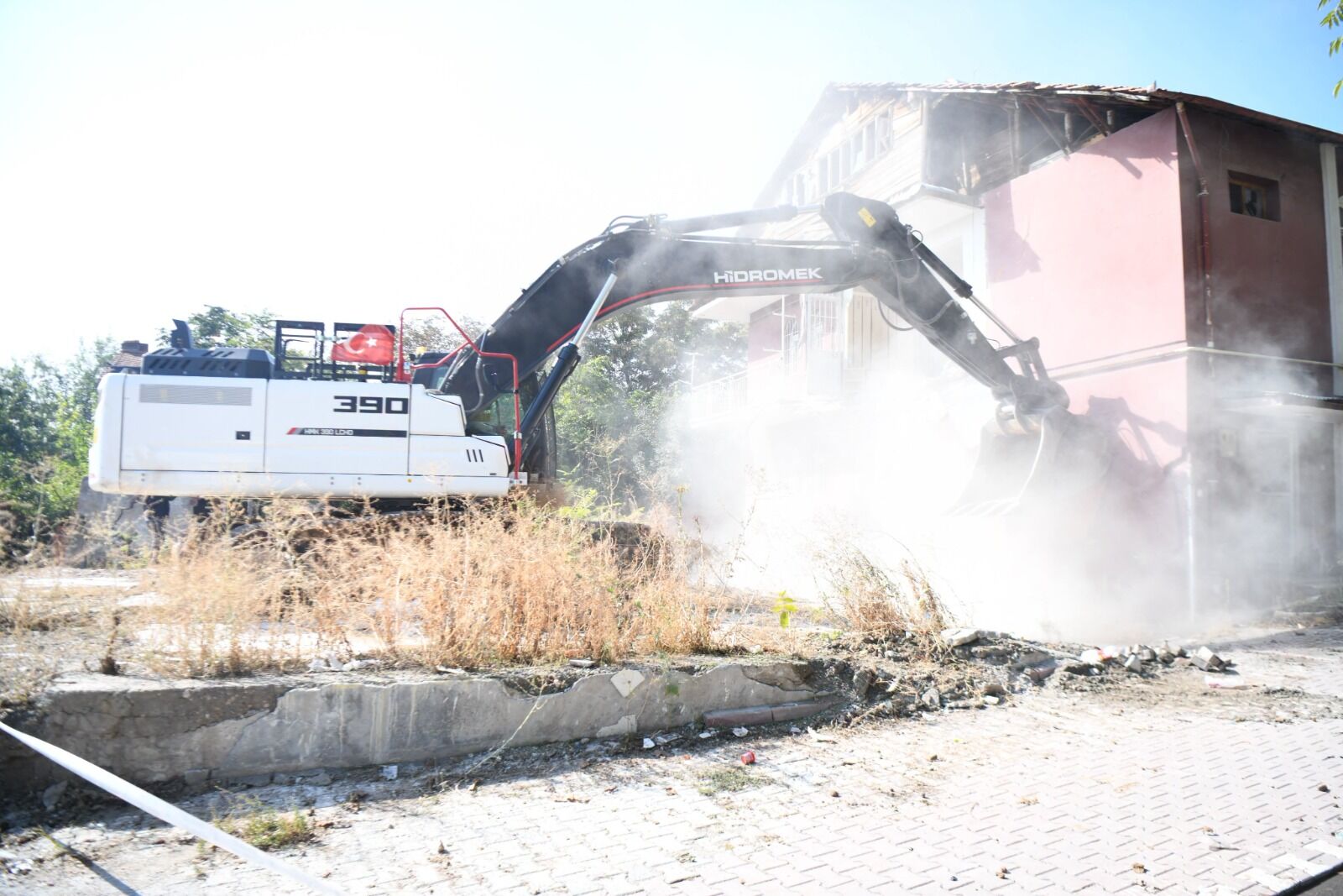 Yeşilyurt’ta Metruk Yapı Yıkıldı