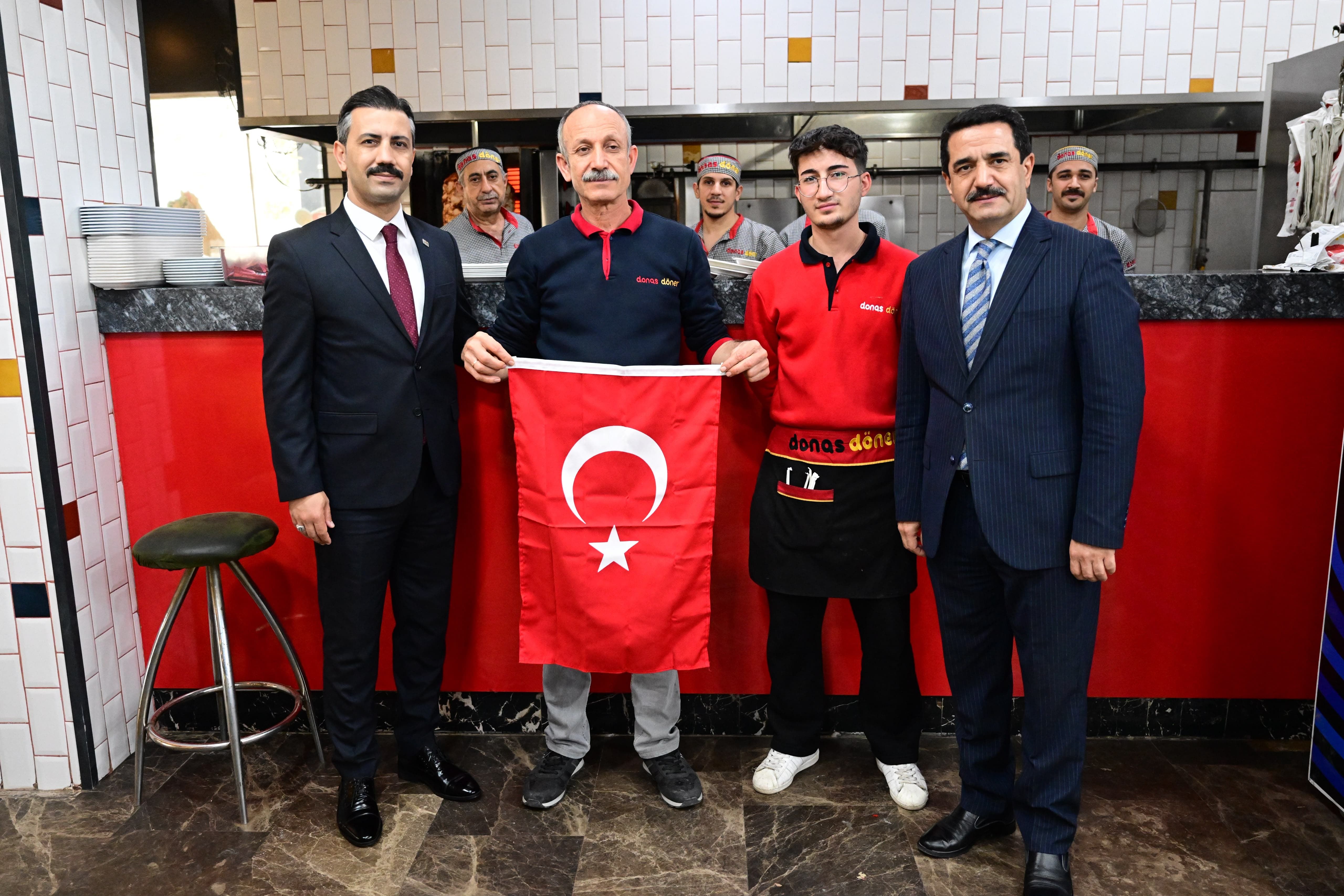 Başkan Taşkın'dan Vatandaslara Türk Bayrağı